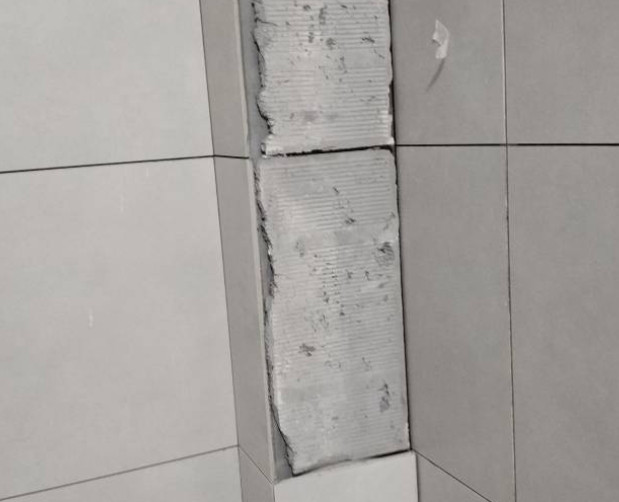 右江瓷砖空鼓维修公司分享下瓷砖施工前基层浇水润湿程度不足，可能导致以下问题