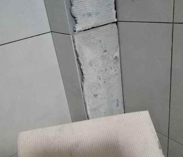 右江瓷砖空鼓维修公司分享下厨房瓷砖脱落的补救措施。